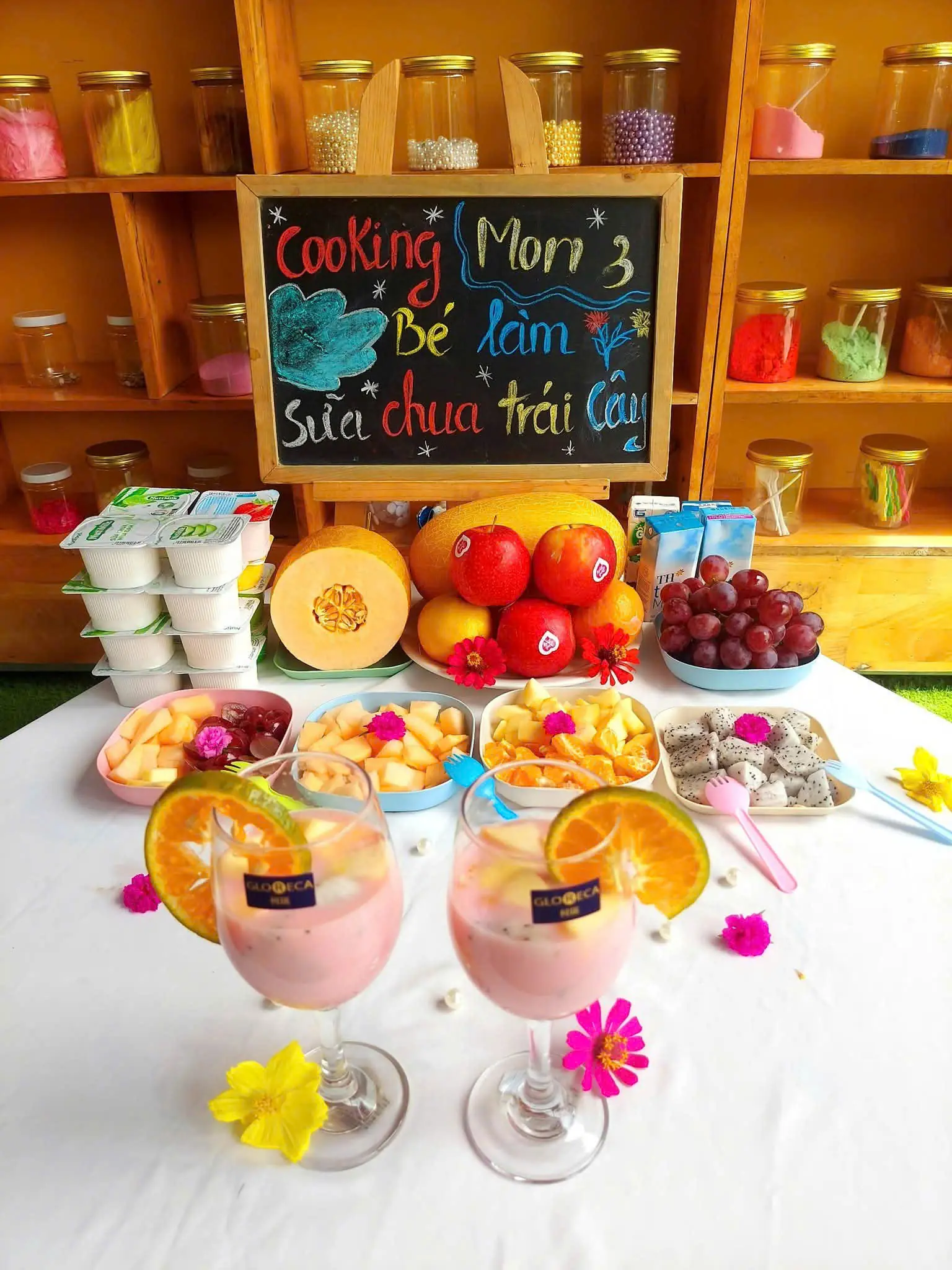 Hoạt động Cooking: Bé làm sữa chua trái cây tại Mầm Non Không Gian Xanh
